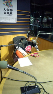 ラジオ収録でかずとがギターを弾いている写真
